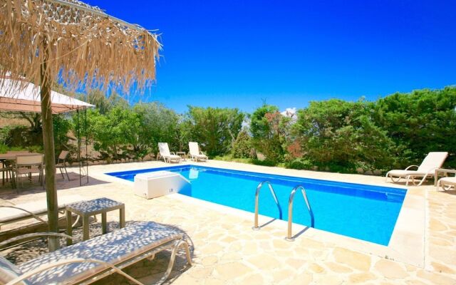 Peaceful Villa on Kamilari with Pool And Sun Lounger