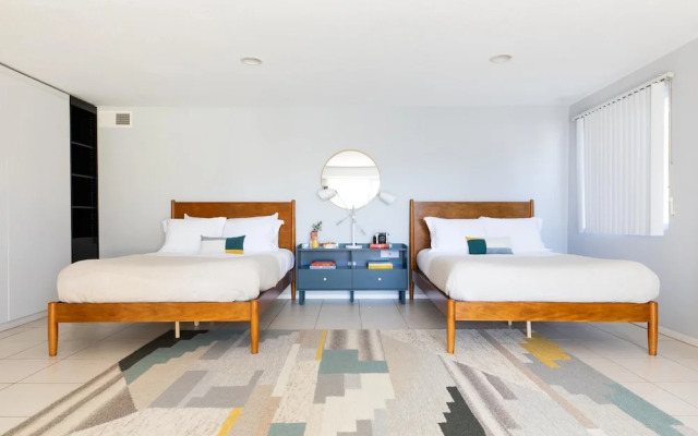 Beachcomber by AvantStay | 1 Block from Beach - Modern Estate w/ Ocean Views