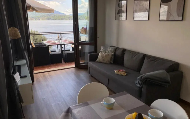 Blue Lake Apartment With Pool and Lake View