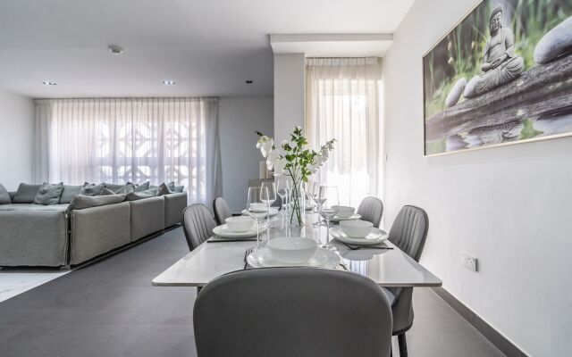 Luxury Waterfront Apartment with Beach Access