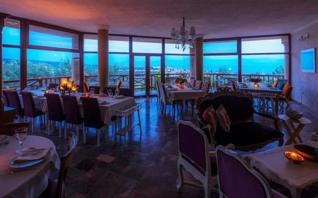 Aeneas Hotel
