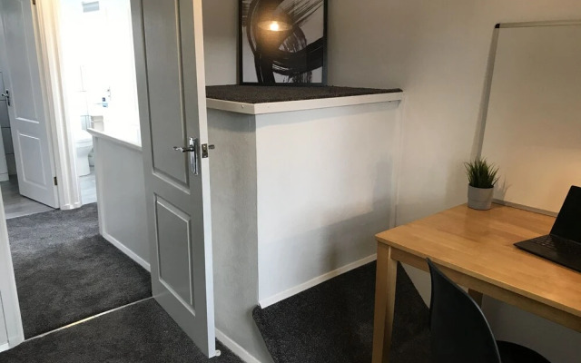 Modern 3-bed House With Parking Bamber Bridge, Preston