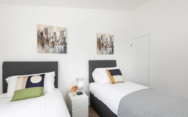 Skyvillion - Lush 2 Bed Hydean Way House & Garden