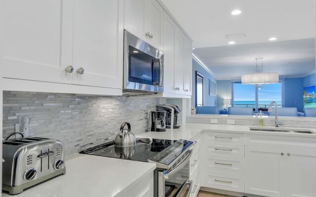 Beachfront Condo With 180-degree Views and Pool