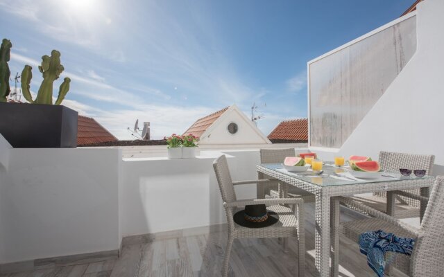 Tidy Apartment, Small Terrace and Air Conditioning