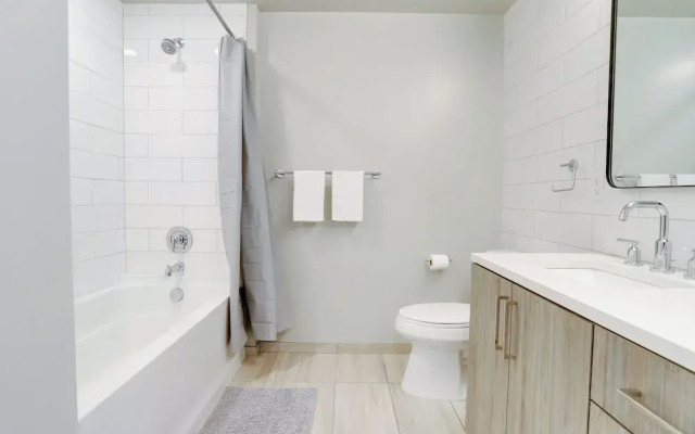 Bright Apartment with Great Amenities