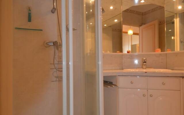 Period apartment 5 persons with Sea View and Parking in Port of Nice