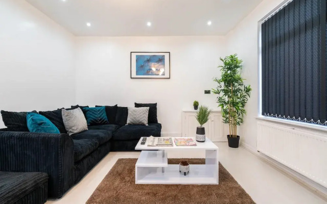 Large Family House With Garden Close to Birmingham