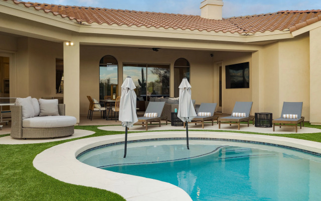 Montoya By Avantstay Pool, Putting Green, Views