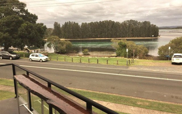 Wallis View - Lakeside Family Retreat