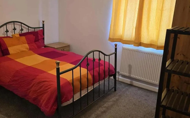 Milton Keynes - Sleeps 6 - Free Parking