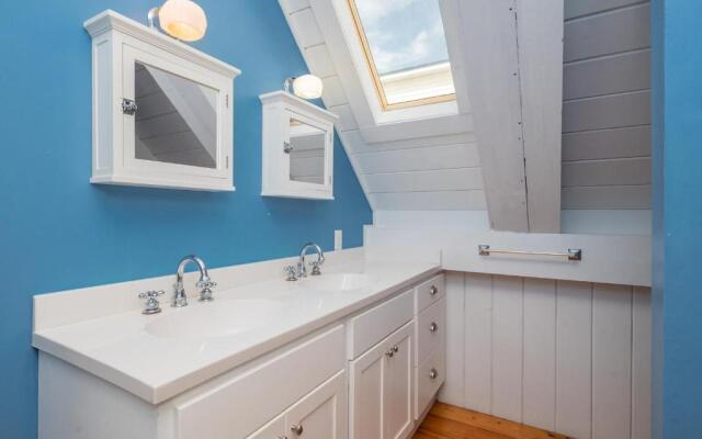 Cuddlefish by Oak Island Accommodations