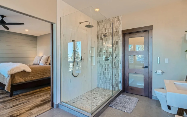 Slopeview Sanctuary 4 Bedroom Home by RedAwning