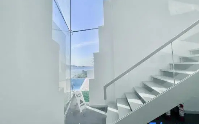 Xunzhao Vivian · Sunset Scenic Apartment