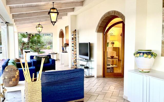 Villa in Posizione Panoramica-Villa Punta Pareti