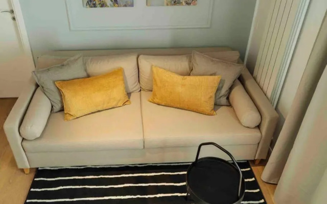 Bright 2BR Apartment - Top Location - City Balcony