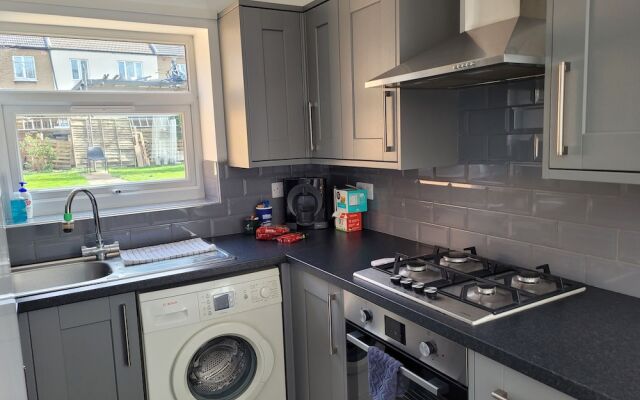 Lovely 2-bed Fully Refurbished House in London