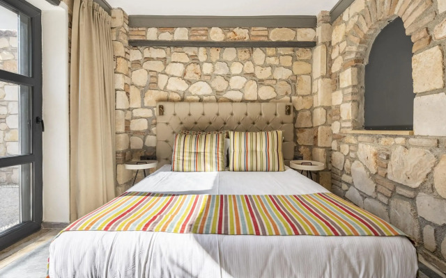 Charming Hotel Room Near Hadrian s Gate