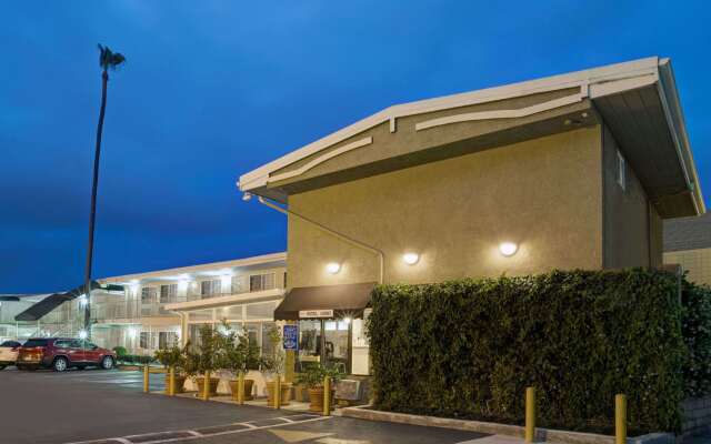 Super 8 by Wyndham Los Angeles-Culver City Area