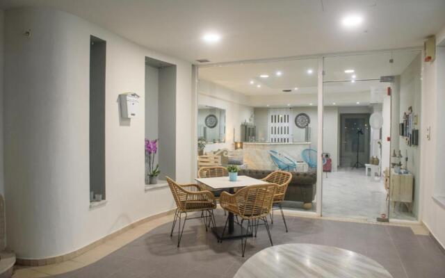 Aqua Beachfront Elegant Hotel