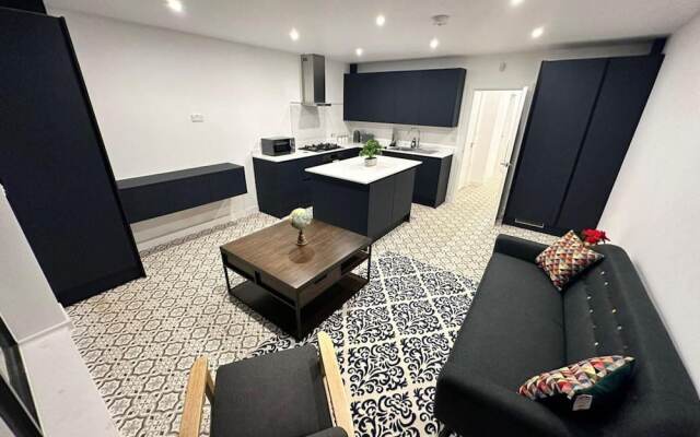 Immaculate 4-bed House Near City Airport