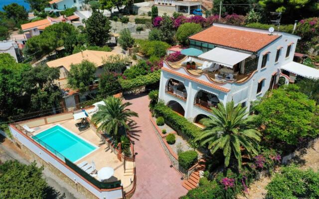 Villa del Golfo Urio with swimming pool shared by the two apartments