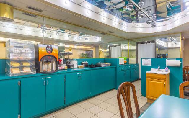 Econo Lodge Inn & Suites