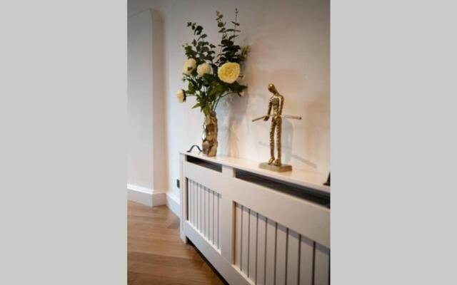 The West End Retreat - Luxurious Apartment - Prime Location