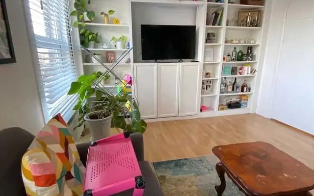 Vibrant & Funky 1BD Flat - 12 Mins to Stratford!