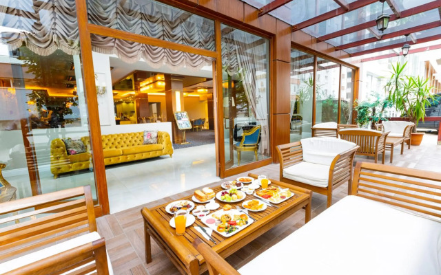 Real King Hotel
