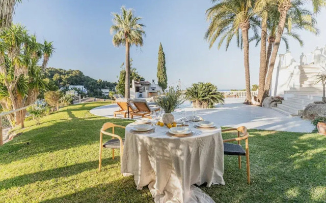 Superb Villa With Private Lagoon Pool