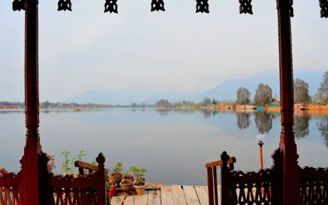 Houseboat New Golden Flower