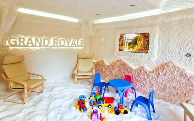Grand Royale Apartment Complex & Spa