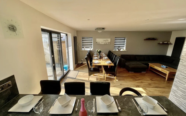 Four Corners Holiday Home with Hot Tub & Sauna