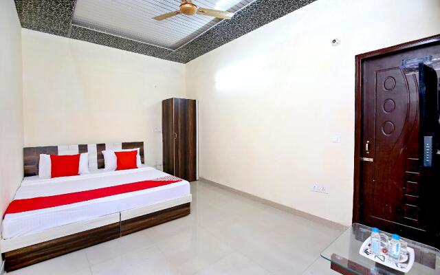 OYO 39957 Hotel HC King