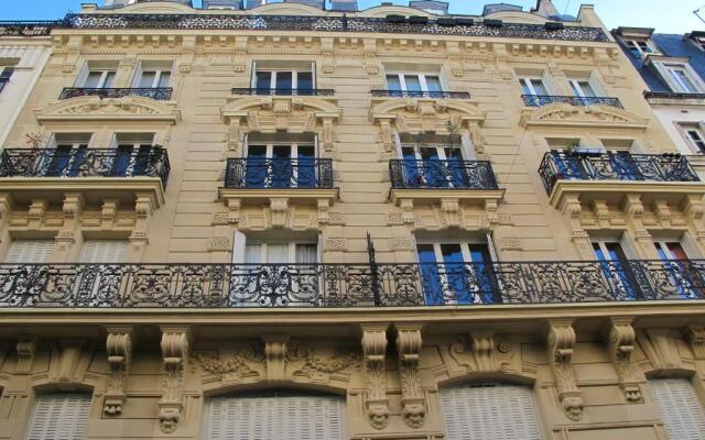 Large & Bright Apartment, Central Paris, Montmartre-Opéra, Picturesque Rue des Martyrs