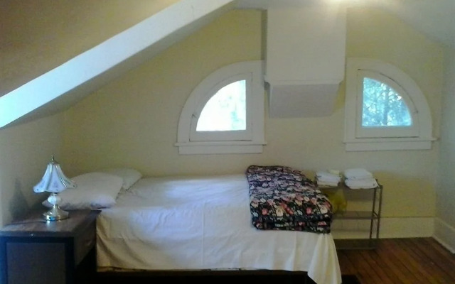 Port Hope Economy Apartments