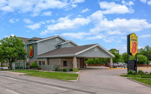 Super 8 by Wyndham Winnipeg West