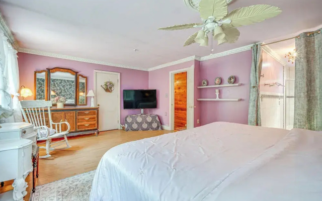 French-inspired Townhome 9 Mi to Saratoga Springs!