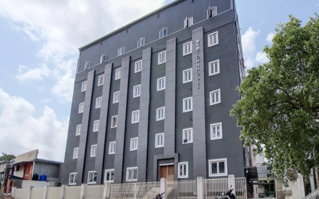 OYO Townhouse RCC Majestic 397 LB Nagar