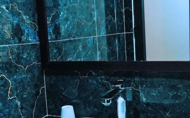 Grad Queen Hotel 2  Ha Dong