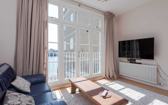 Large Riverside 4Br Apartment Near Canary Wharf