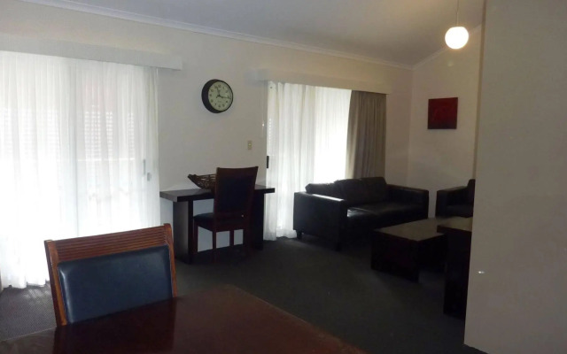 Toowong Inn & Suites