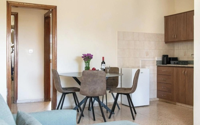 Room in Apartment - One Bedroom Apartment - Just 800 m From the Beach