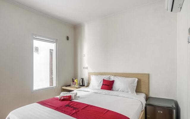 RedDoorz Plus Syariah near Pondok Cabe Airport