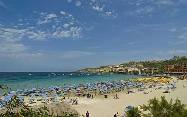 Seaview Apartment In Fort Cambridge, Sliema
