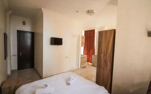 Angisa Guest House 68A