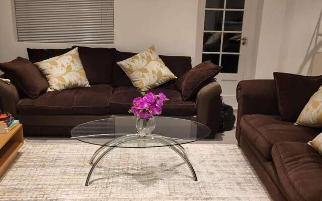 Inviting, Relaxing, 2-bed House-hampstead-london
