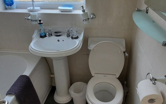 Stylish 3 bed house with Garden Free Parking