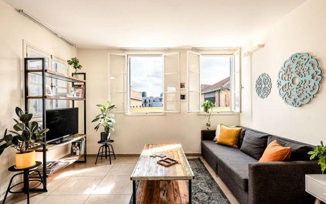 Pink & Blondie ApartHotel - by Loginn